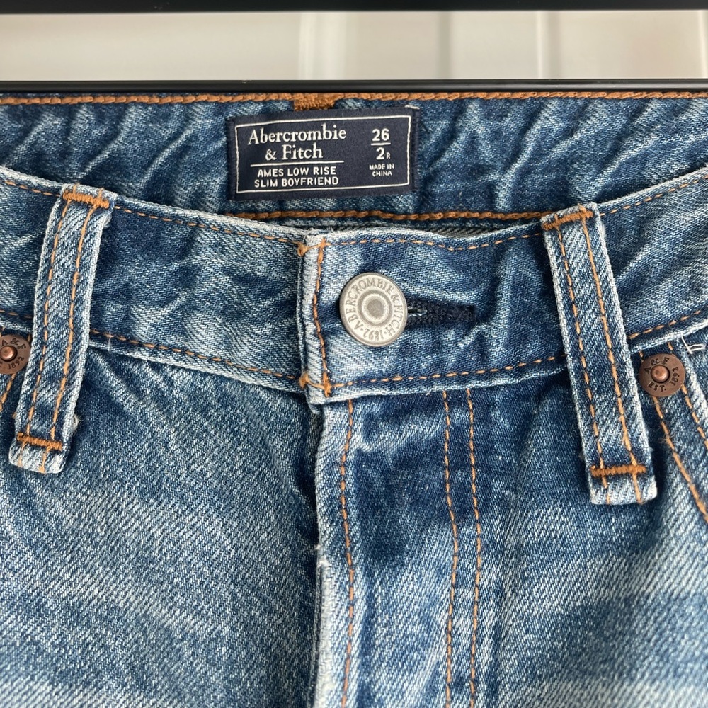 Low rise slim fit boyfriend jeans